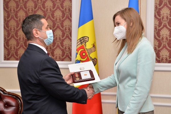 Глава Офиса связи НАТО Барбора Пакликова награждена медалью Минобороны Молдовы.
