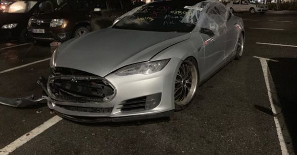 Очередная разбитая Tesla Model S ждет импорта в Молдову.