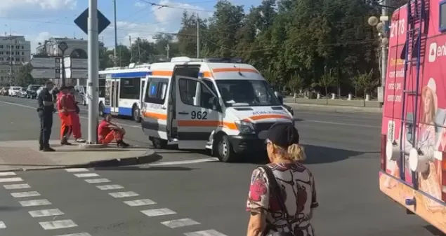 В центре Кишинева скорая помощь сбила пешехода: мужчину госпитализировали.