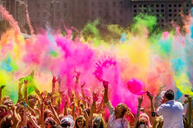 Trei zile de muncă după Festivalul Culorilor. Primăria nevoită să spele de mai multe ori asfaltul. 