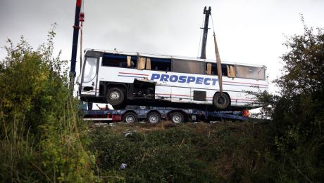 Un autocar cu 34 de copii din Marea Britanie s-a răsturnat pe o autostradă din Belgia. Foto: mirror.co.u