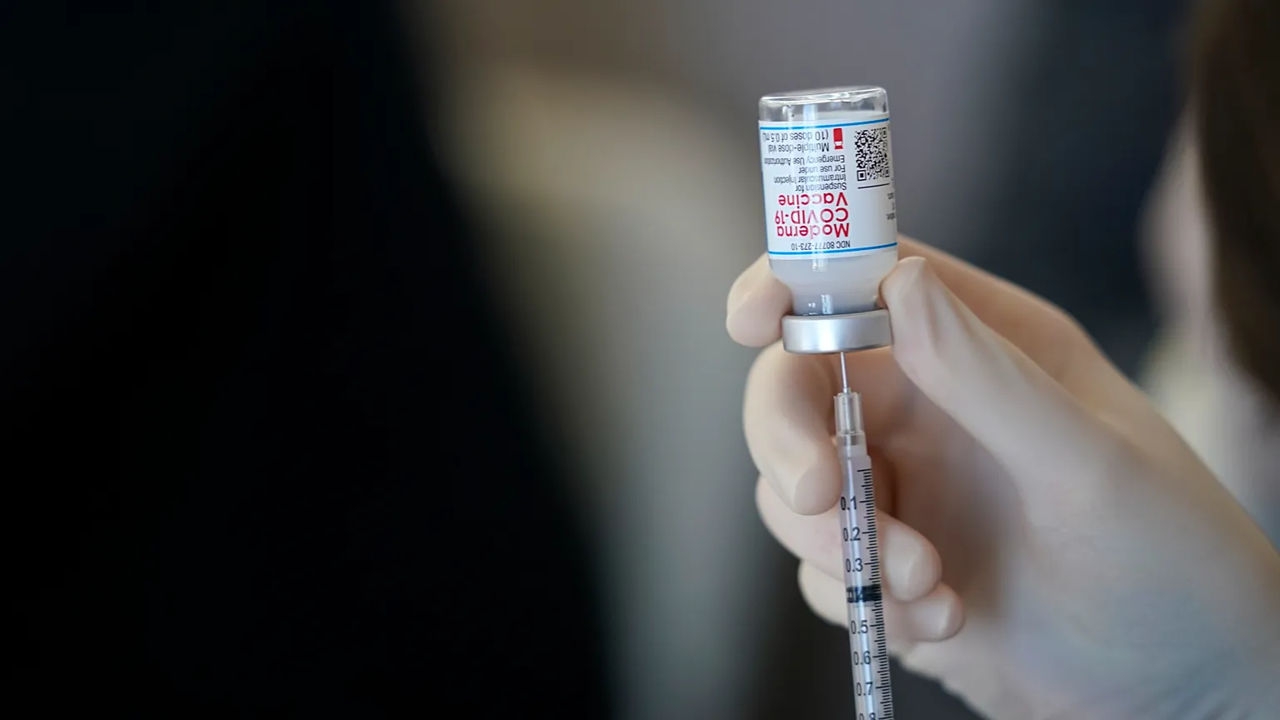 Studiu: Vaccinarea împotriva la COVID-19 reduce mortalitatea generală.