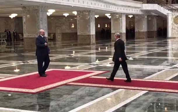 Путин приехал к Лукашенко на высоких каблуках.