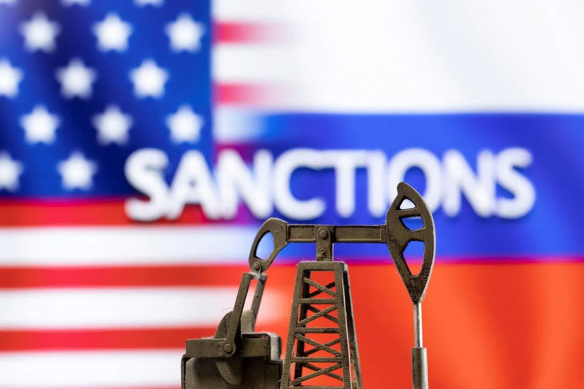 США ввели санкции против "Роснефти" и "Лукойла": цены на нефть выросли на 3%.