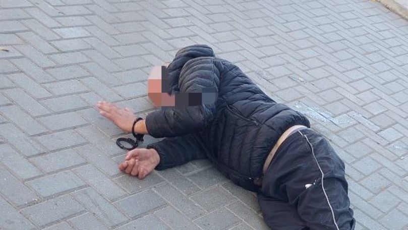 В Кишиневе прохожий с ножом напал на карабинера.