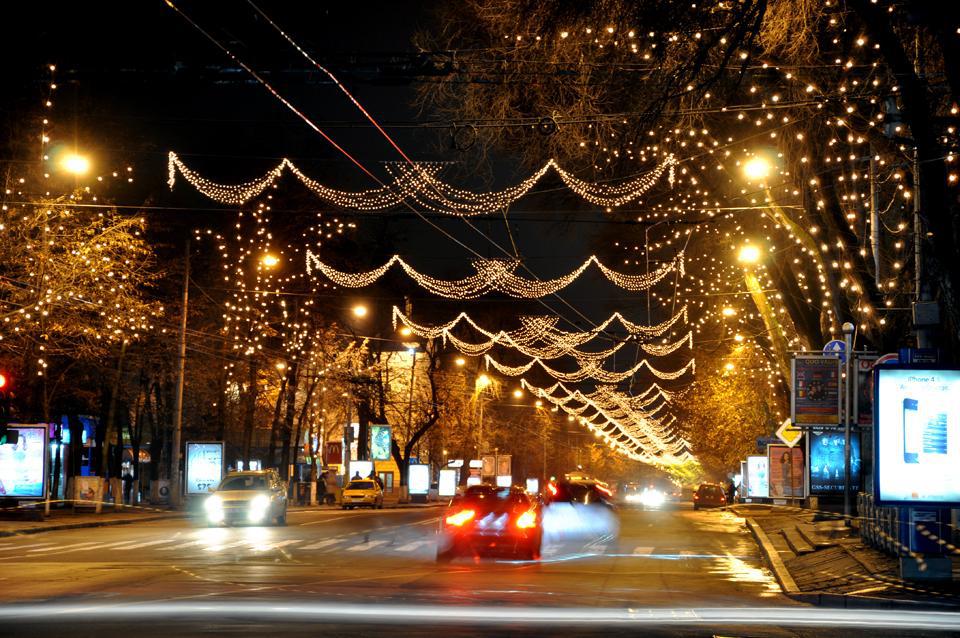 «Главная елка города будет открыта на центральной площади столицы 1 декабря. В этот день зажгутся также все гирлянды» Фото: Pinzaru