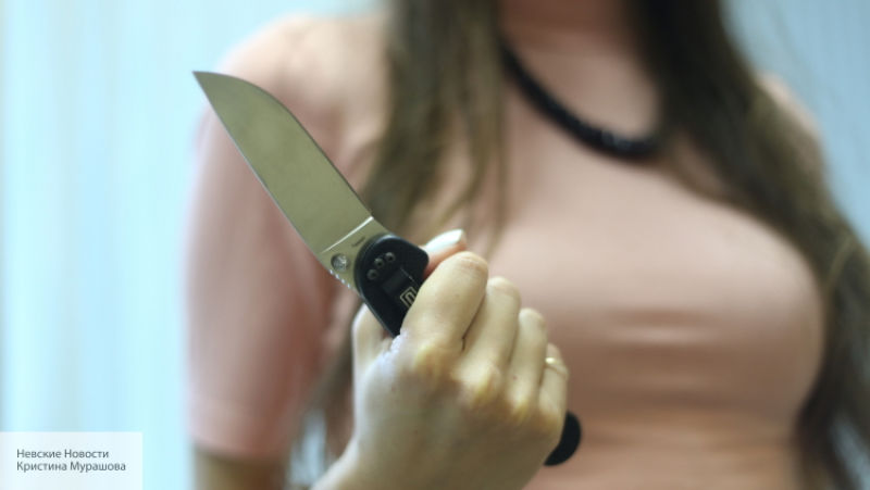 Защищаясь, 26-летняя женщина схватила нож и несколько раз ударила им разъярённого любовника.