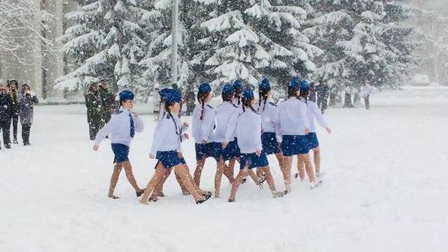 Revoltător: Eleve în fuste scurte, obligate să mărşăluiască prin zăpadă