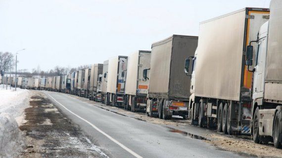 Более 60 молдавских фур с товарами уже несколько дней простаивают на российско-украинской границе.