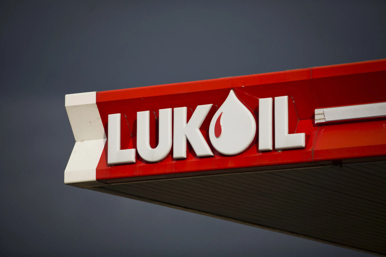 Fondul american Carlyle ia în considerare achiziția activelor companiei Lukoil.