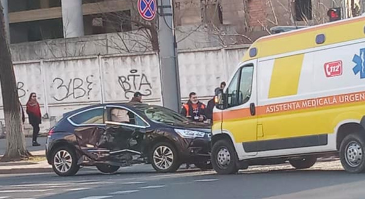 В центре столицы столкнулись машина скорой помощи и легковой автомобиль.