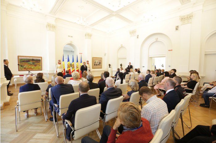 В парламенте вручены награды по случаю Дня независимости.