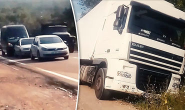Un TIR a nimerit în şanţ din cauza eşecului de frână. Foto: Point