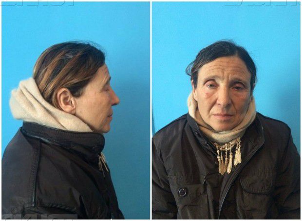Женщина одета в черную куртку и коричневые штаны, на ней обувь коричневого цвета.