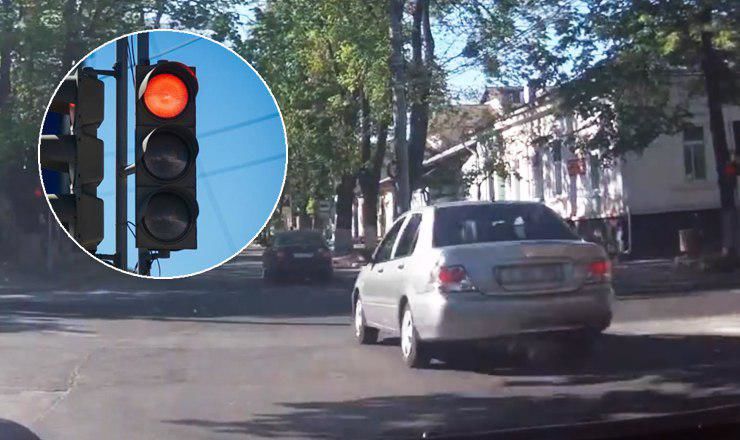 В столице сразу четыре водителя проехали на красный свет.