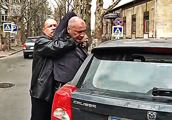 Cei doi au oprit masinile, iar potrivit soferului Mercedesului, soferul Chrysler-ului care ar fi fost in stare de ebrietate l-ar fi luat la pumni. 