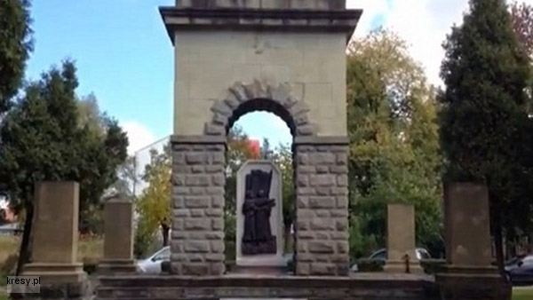 Уже завтра разберут барельеф в честь советских солдат, после чего сотрут все надписи на русском.  Фото: fapnews.ru