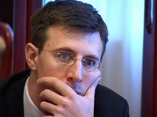 Киртоакэ утверждает, что Агентство публичной собственности, которое находится в подчинении правительства Филата, незаконно распродает муниципальную недвижимость по заниженной цене.