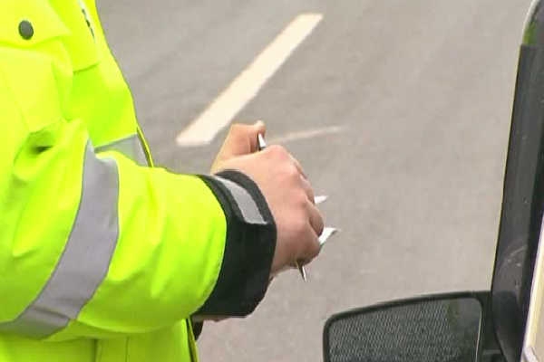 Poliţistul este bănuit că ar fi extorcat de la o femeie 500 de euro pentru a nu o atrage la răspundere penală pentru organizarea şi practicarea cerşitului.