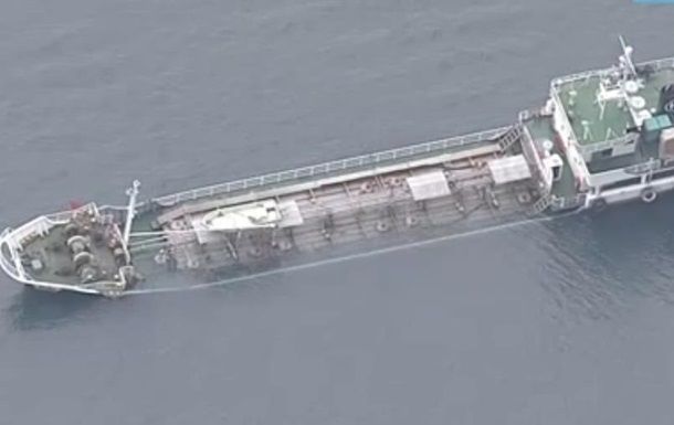 Тонущий в Японии танкер Евамару с 450 тоннами едкой щелочи.