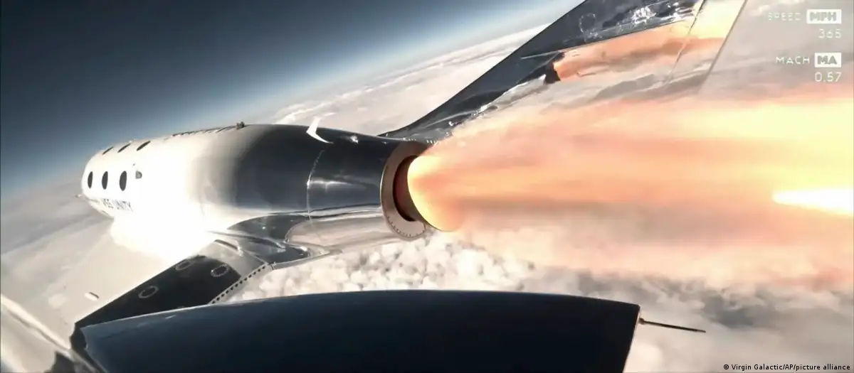 Космолет Virgin Galactic совершил первый коммерческий полет.