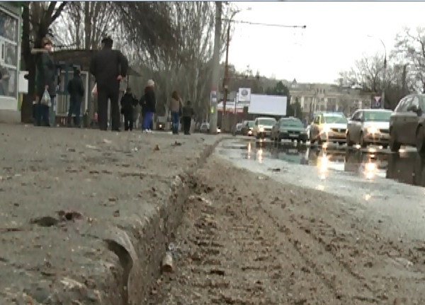 Orasul cu umeri albi de piatra este acum negru de noroi. Dupa topirea zapezii Chisinaul arata ca un sat imens.