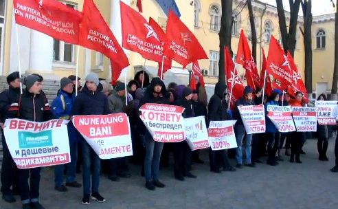 Социалисты провели протест в связи с ростом цен на медикаменты.