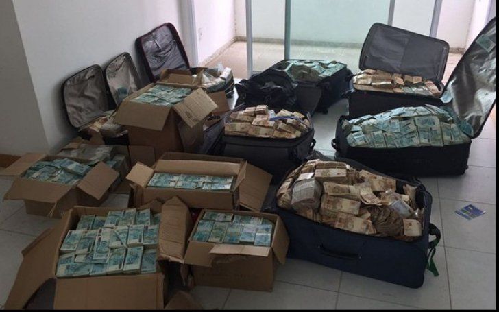 "Munte de bani", descoperit într-un apartament închiriat. Foto: realitatea.net