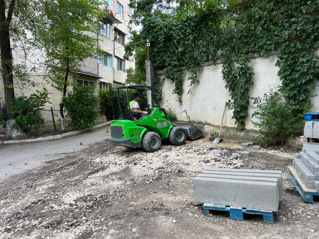 На улице Мунчешть, 54 ведутся работы по благоустройству прилегающей территории.