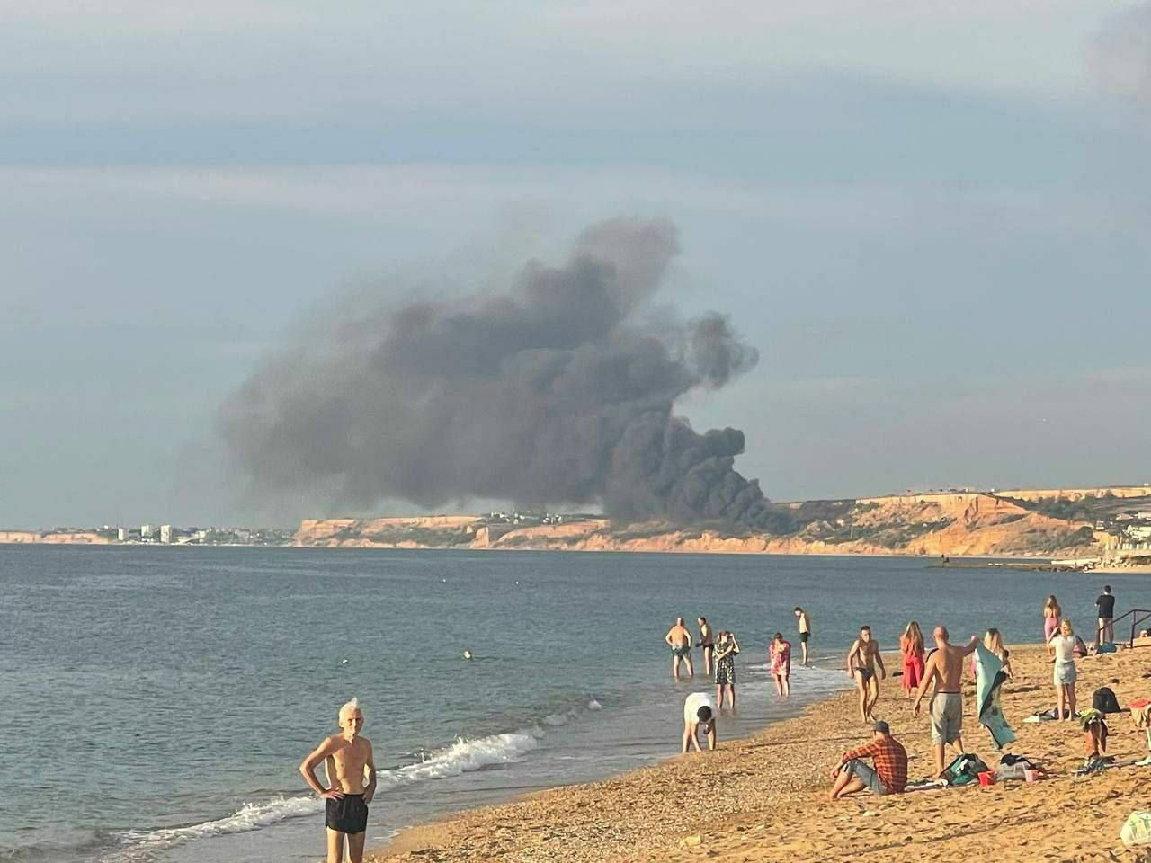 На военном аэродроме Бельбек в Севастополе загорелся самолет.