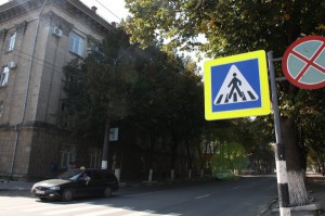 Новые знаки будут светиться в темноте. Фото: А. Сузанского