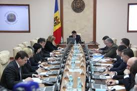 Dacă moţiunea este adoptată, atunci premierul trebuie să-şi prezinte demisia timp de trei zile. Foto: curentul.md