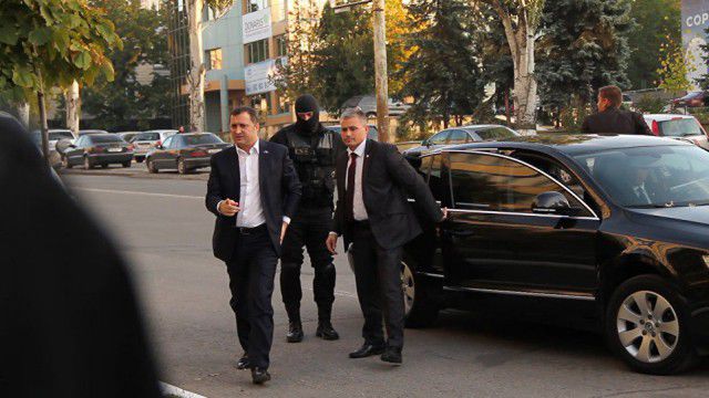 Din banii lui Vlad Filat, s-au acordat premii substanțiale, s-au dat burse consistente pentru un an întreg, și nu una sau două, ci sute, și nu un an sau doi, ci câțiva.