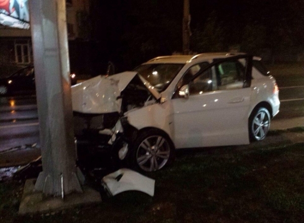 Во время удара Mercedes, который послужил причиной ДТП, врезался в  столб. Фото: ProTV.md