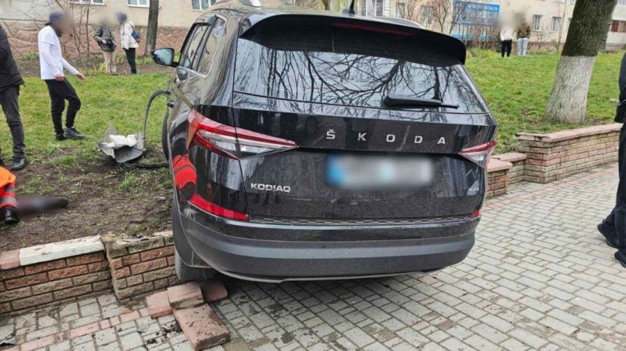 В Рышканах автомобиль сбил на тротуаре 20-летнего парня.
