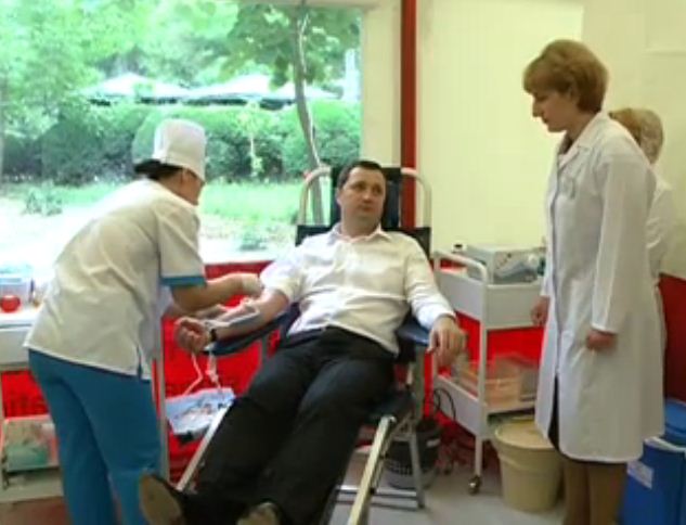 Филат в качестве донора сдал сегодня кровь в специальном передвижном пункте, расположенном в общественном парке им. Штефана чел Маре.