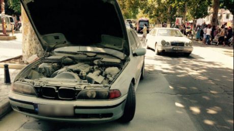 Două persoane au fost la un pas să-şi piardă viaţa după ce maşina în care se aflaua luat foc din mers. Foto: publika.md