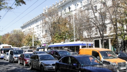 Mai mulți inspectorii auto riscă să stea la puşcărie pentru că au luat mită în timpul examenelor de şoferie.