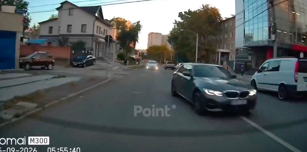 В Кишиневе водитель BMW чуть не устроил лобовое ДТП и едва не сбил женщину.