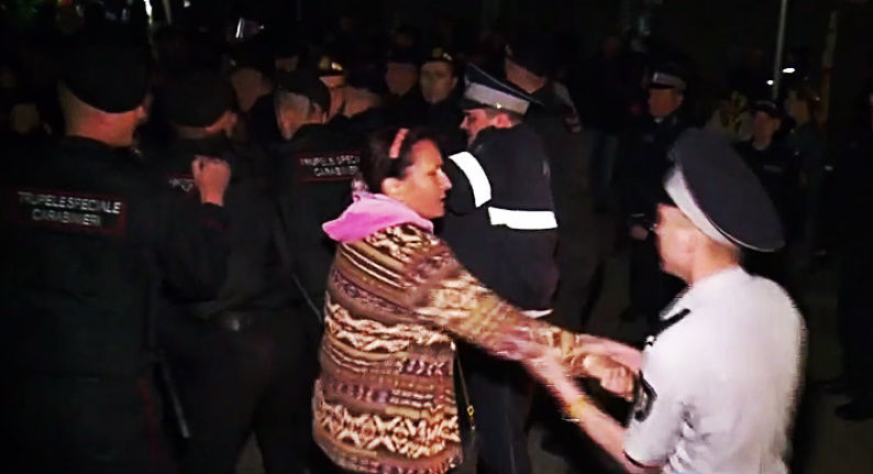 Persoanele care au atacat polițiștii riscă până la trei ani de detenție.