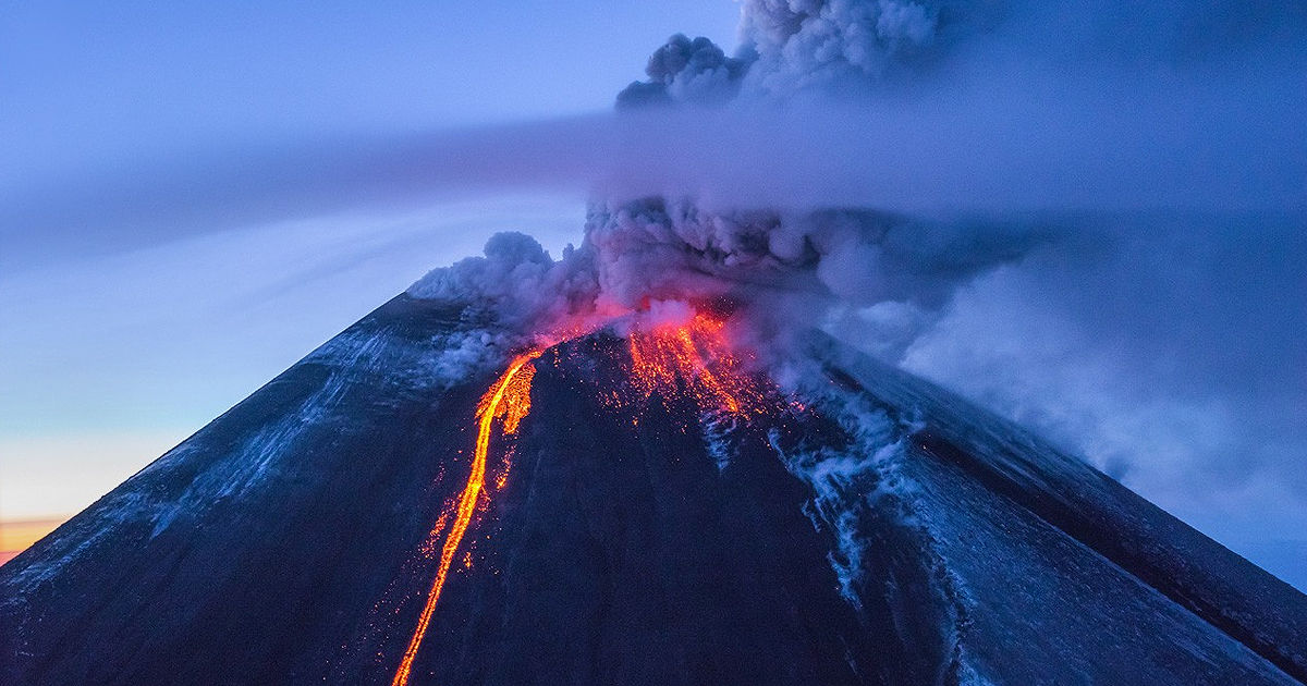 Un vulcan din Kamceatka a început să erupă după cutremurul puternic.