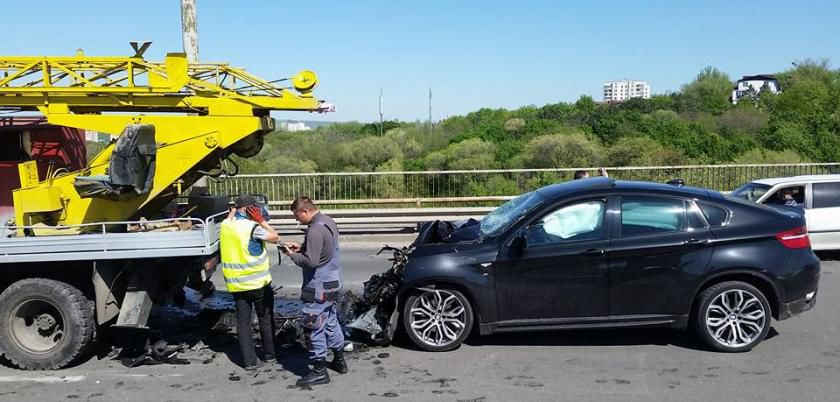 Un BMW X6, transformat într-un morman de fiare pe Viaduct. Foto: today.md