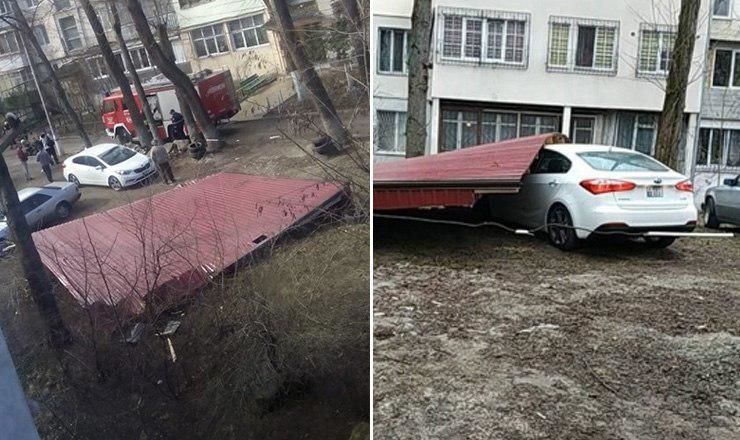 На Рышкановке с одного из жилых домов сорвало металлическую крышу.