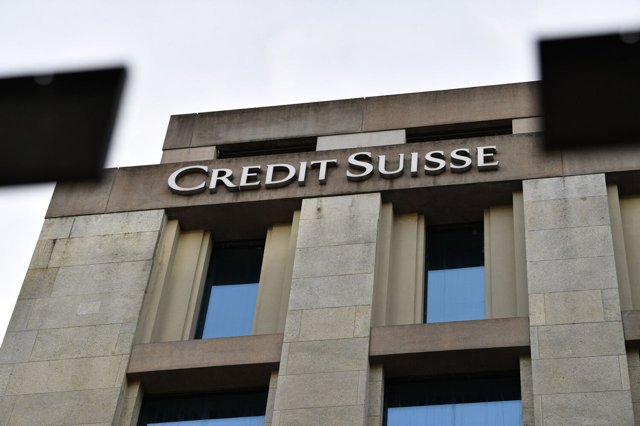 В Швейцарии начали расследование в связи с выкупом Credit Suisse банком UBS.
