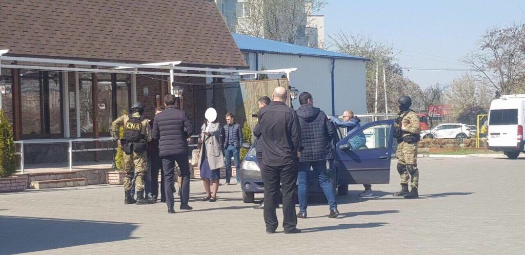 Сотрудники НЦБК задержали мужчину, вымогавшего взятку в 15 000 евро.