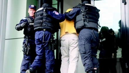 Tinerele se prostituau şi căutau şi alte fete pentru a le racola, iar jumătate din venit ajungea în buzunarul capului acestei rețele.
