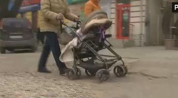 Тротуар разрушили. Остались ямы, которые засыпали щебнем.