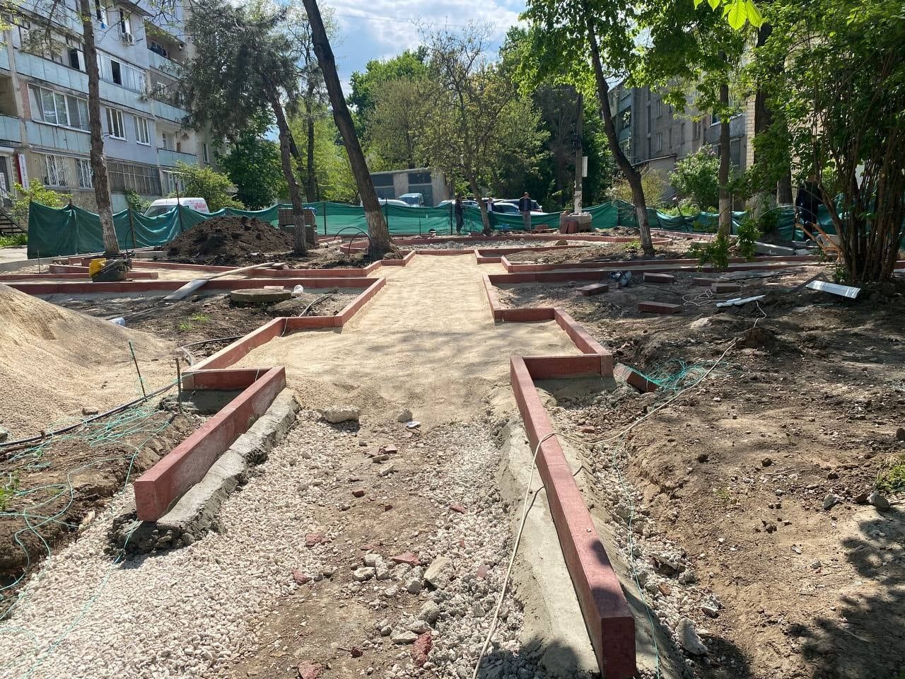 В столичном секторе Буюканы обустраивают дворы.