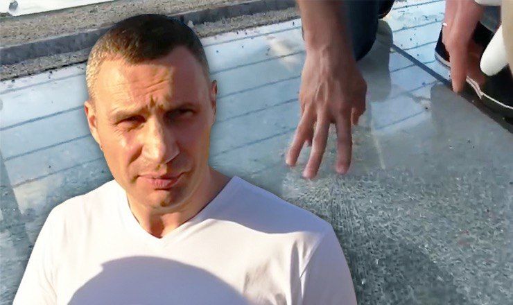 Кличко осматривает треснутое стекло.