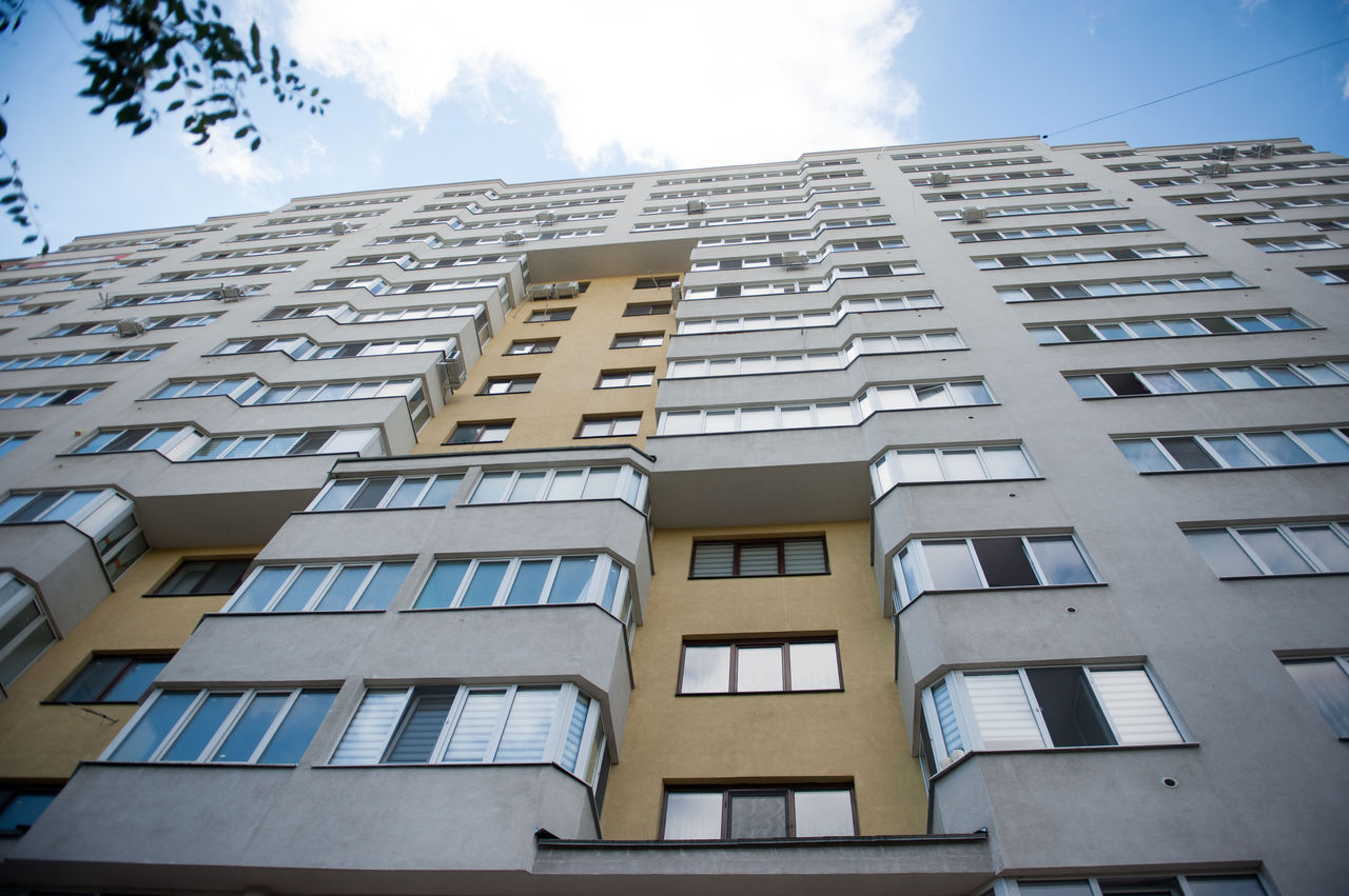 На Ботанике молодая женщина угрожала сброситься с высоты.